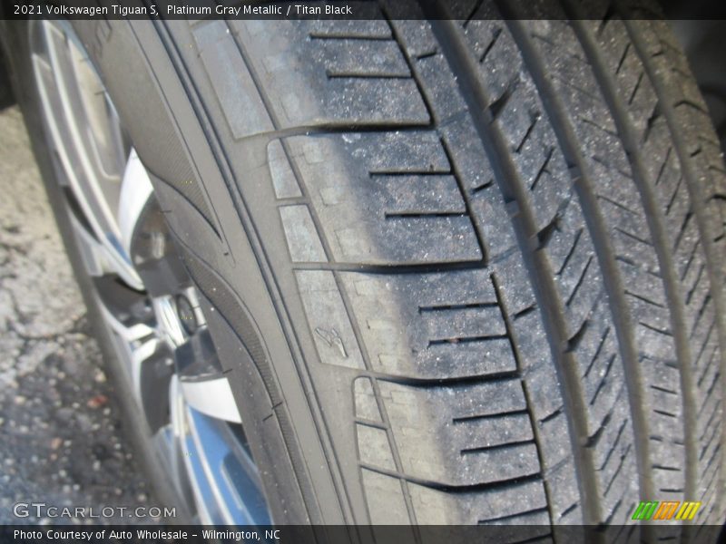 Platinum Gray Metallic / Titan Black 2021 Volkswagen Tiguan S