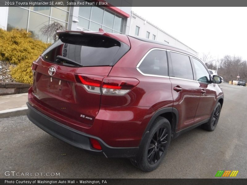 Salsa Red Pearl / Black 2019 Toyota Highlander SE AWD