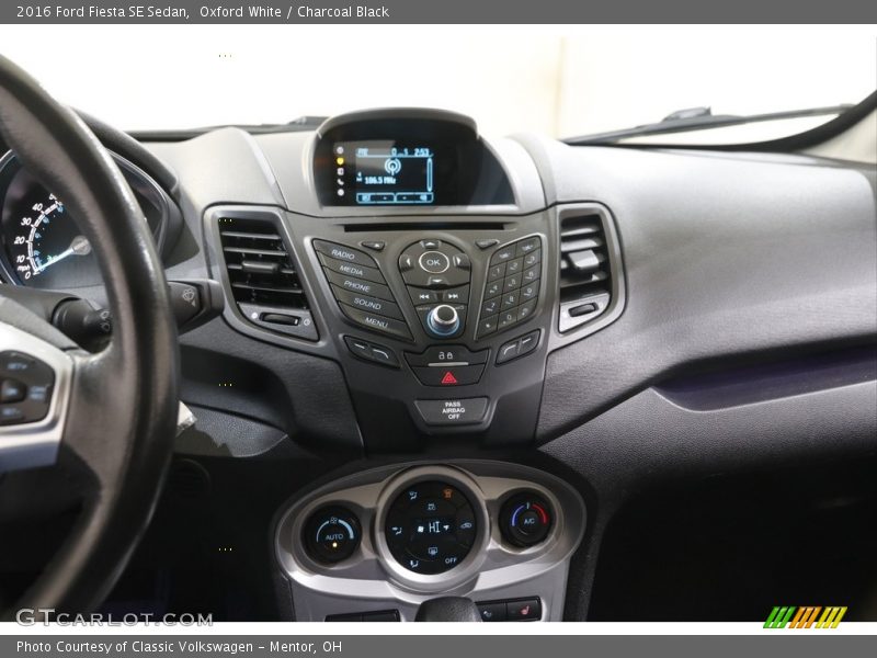 Oxford White / Charcoal Black 2016 Ford Fiesta SE Sedan