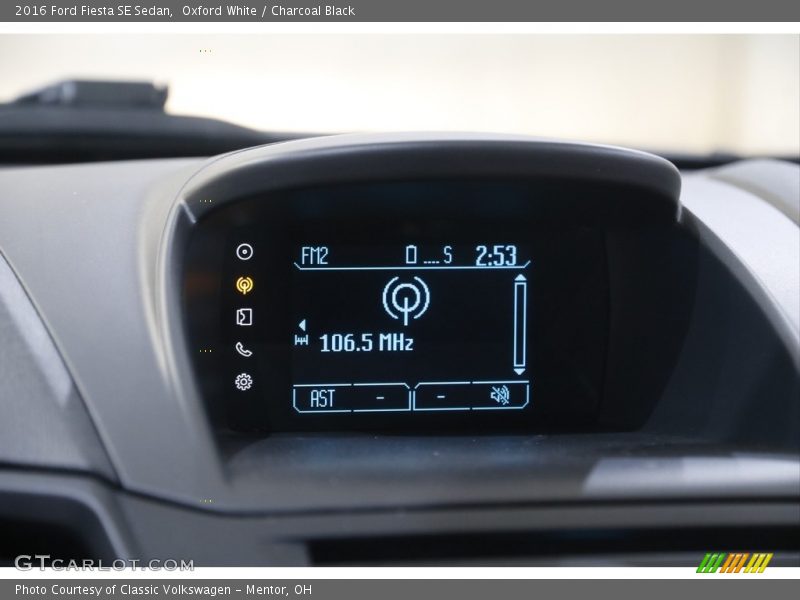 Oxford White / Charcoal Black 2016 Ford Fiesta SE Sedan