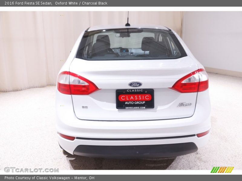 Oxford White / Charcoal Black 2016 Ford Fiesta SE Sedan