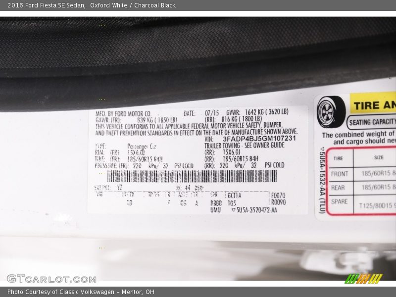 Oxford White / Charcoal Black 2016 Ford Fiesta SE Sedan