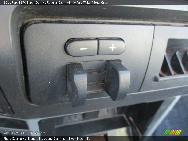Oxford White / Steel Gray 2011 Ford F250 Super Duty XL Regular Cab 4x4