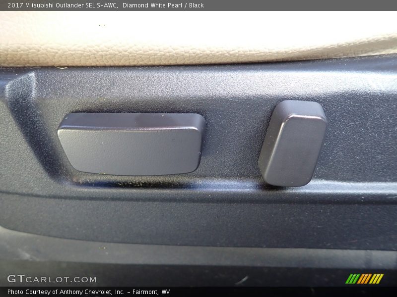 Diamond White Pearl / Black 2017 Mitsubishi Outlander SEL S-AWC