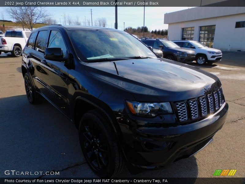 Diamond Black Crystal Pearl / Global Black 2022 Jeep Grand Cherokee Laredo X 4x4