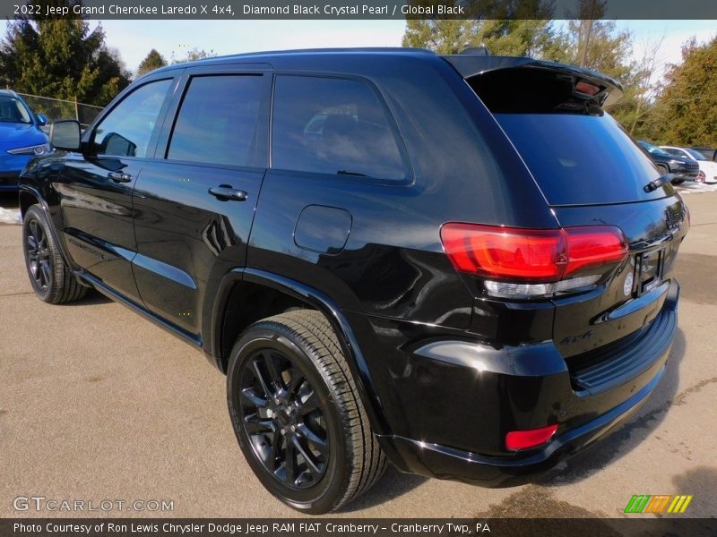 Diamond Black Crystal Pearl / Global Black 2022 Jeep Grand Cherokee Laredo X 4x4