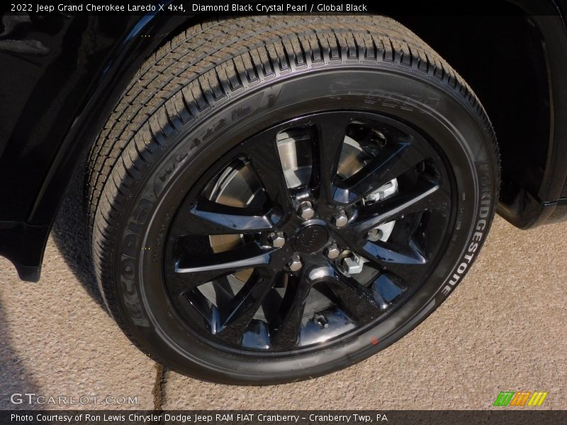 Diamond Black Crystal Pearl / Global Black 2022 Jeep Grand Cherokee Laredo X 4x4