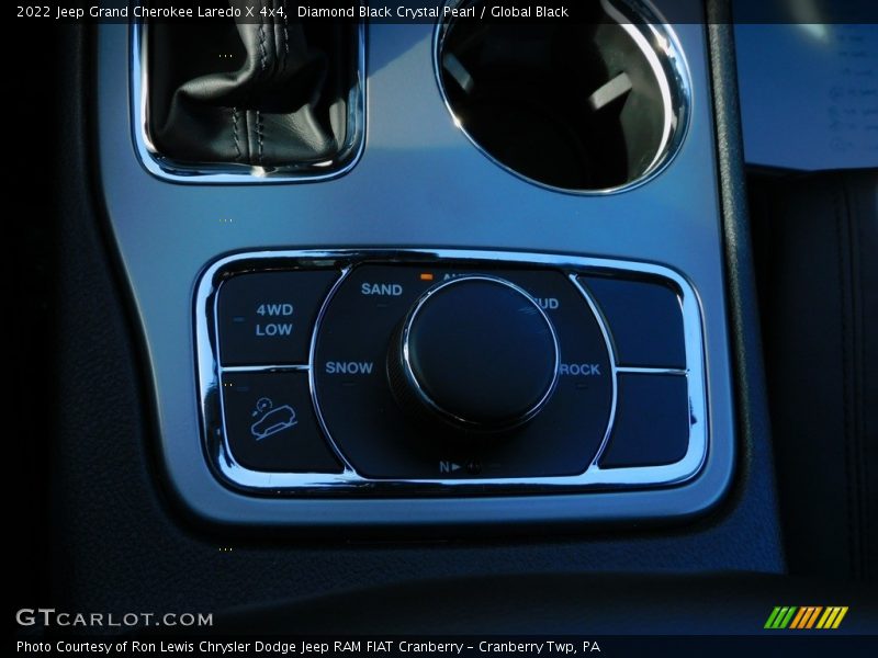 Diamond Black Crystal Pearl / Global Black 2022 Jeep Grand Cherokee Laredo X 4x4