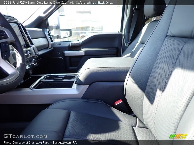 Oxford White / Black Onyx 2022 Ford F250 Super Duty Lariat Crew Cab 4x4