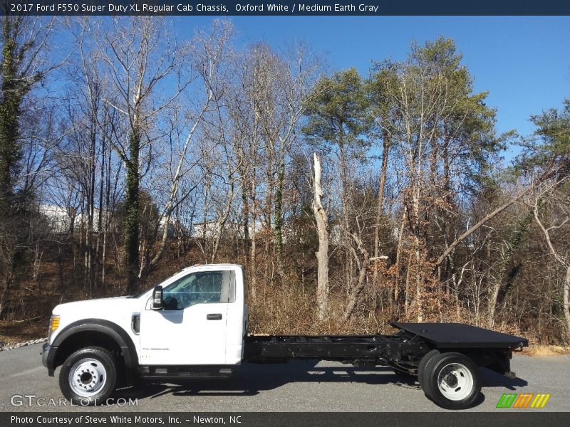 Oxford White / Medium Earth Gray 2017 Ford F550 Super Duty XL Regular Cab Chassis