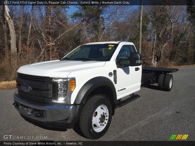Oxford White / Medium Earth Gray 2017 Ford F550 Super Duty XL Regular Cab Chassis