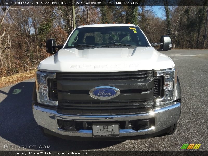 Oxford White / Medium Earth Gray 2017 Ford F550 Super Duty XL Regular Cab Chassis