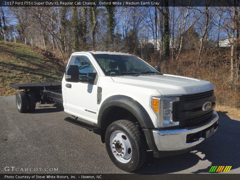 Oxford White / Medium Earth Gray 2017 Ford F550 Super Duty XL Regular Cab Chassis