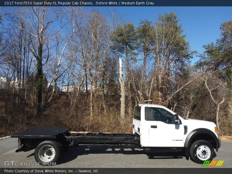 Oxford White / Medium Earth Gray 2017 Ford F550 Super Duty XL Regular Cab Chassis
