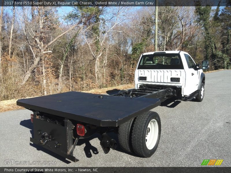 Oxford White / Medium Earth Gray 2017 Ford F550 Super Duty XL Regular Cab Chassis