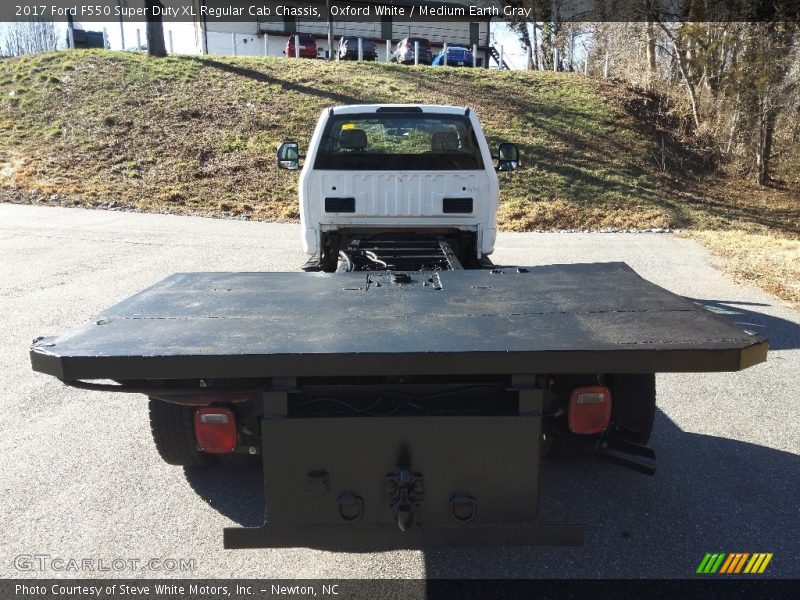 Oxford White / Medium Earth Gray 2017 Ford F550 Super Duty XL Regular Cab Chassis