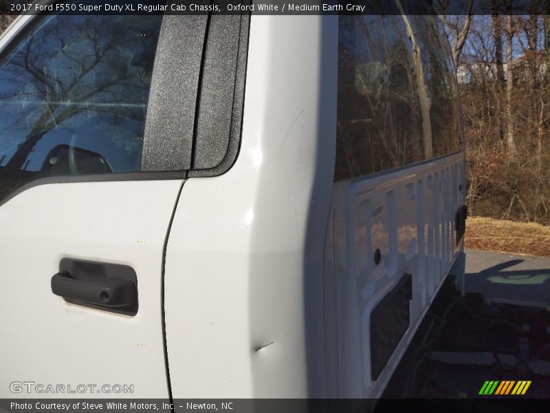 Oxford White / Medium Earth Gray 2017 Ford F550 Super Duty XL Regular Cab Chassis