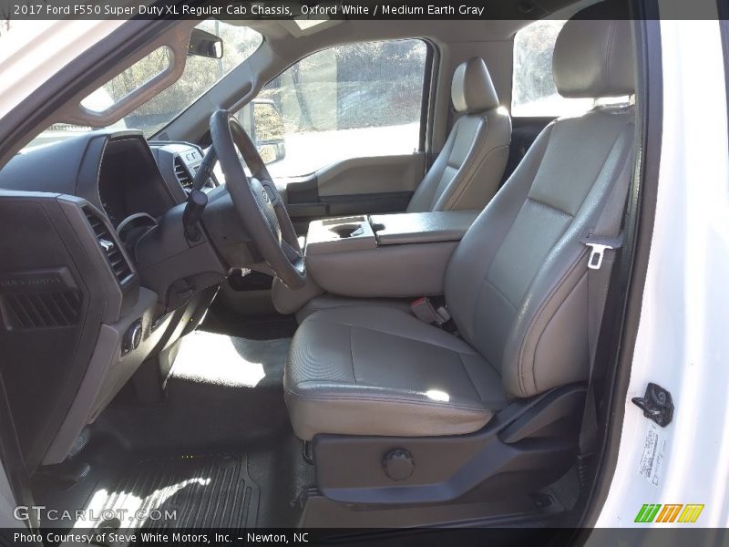Oxford White / Medium Earth Gray 2017 Ford F550 Super Duty XL Regular Cab Chassis