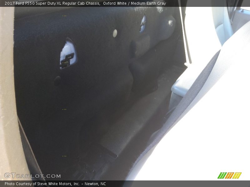 Oxford White / Medium Earth Gray 2017 Ford F550 Super Duty XL Regular Cab Chassis