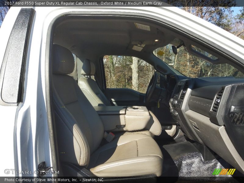 Oxford White / Medium Earth Gray 2017 Ford F550 Super Duty XL Regular Cab Chassis