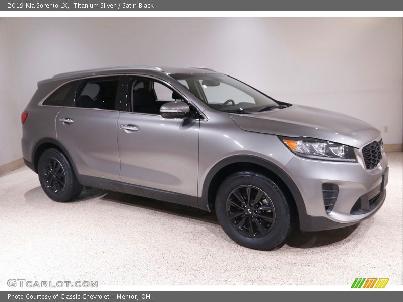 Titanium Silver / Satin Black 2019 Kia Sorento LX