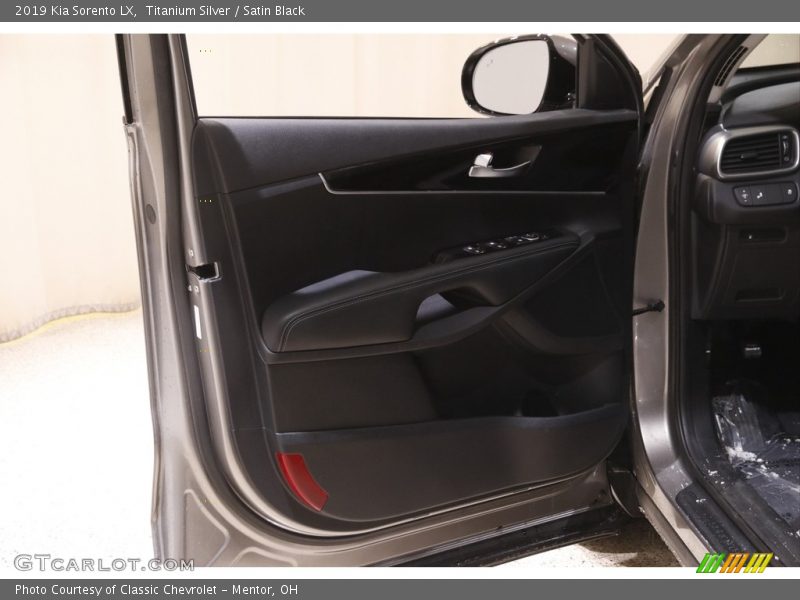 Titanium Silver / Satin Black 2019 Kia Sorento LX