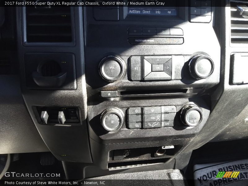 Oxford White / Medium Earth Gray 2017 Ford F550 Super Duty XL Regular Cab Chassis