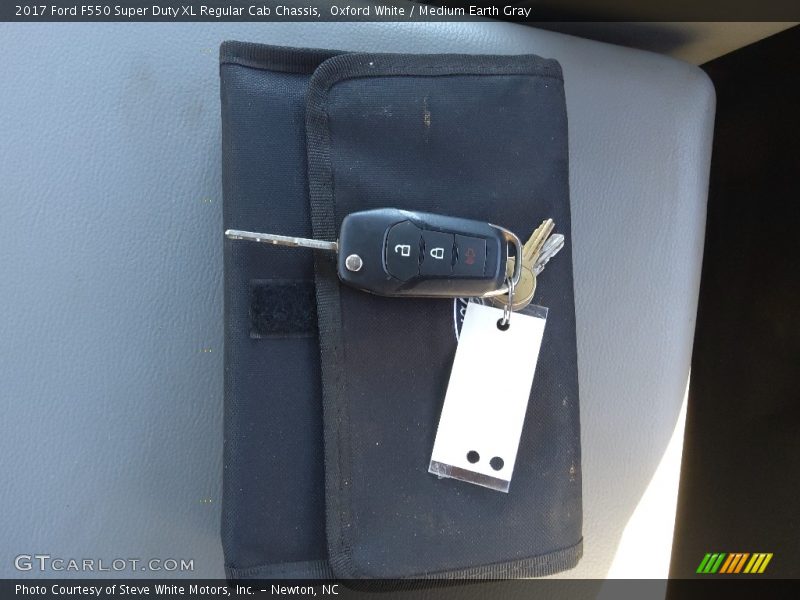 Oxford White / Medium Earth Gray 2017 Ford F550 Super Duty XL Regular Cab Chassis