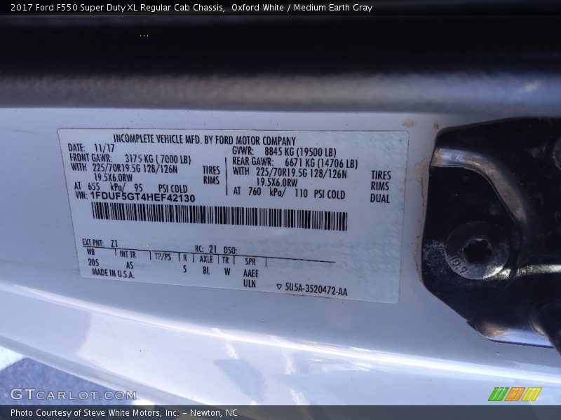 Oxford White / Medium Earth Gray 2017 Ford F550 Super Duty XL Regular Cab Chassis
