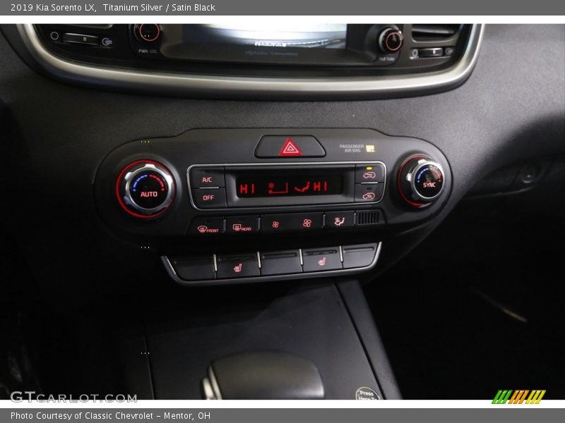 Titanium Silver / Satin Black 2019 Kia Sorento LX