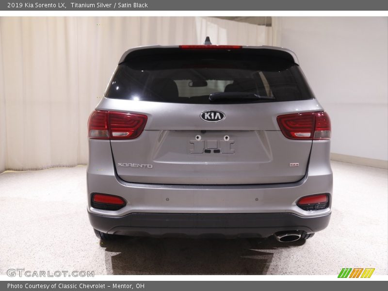 Titanium Silver / Satin Black 2019 Kia Sorento LX