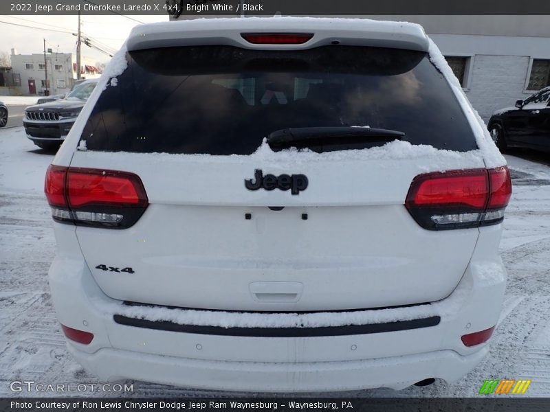 Bright White / Black 2022 Jeep Grand Cherokee Laredo X 4x4