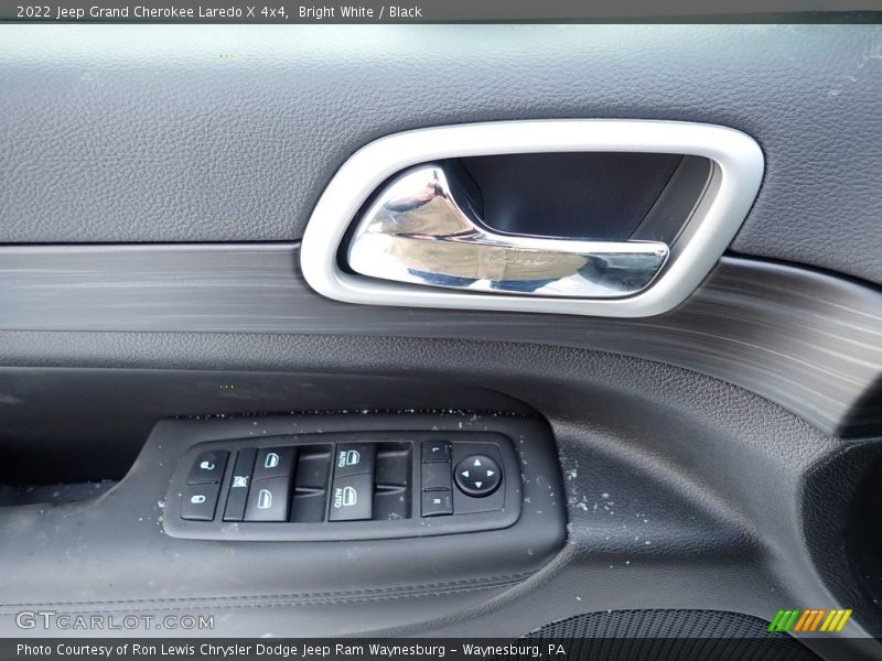 Bright White / Black 2022 Jeep Grand Cherokee Laredo X 4x4
