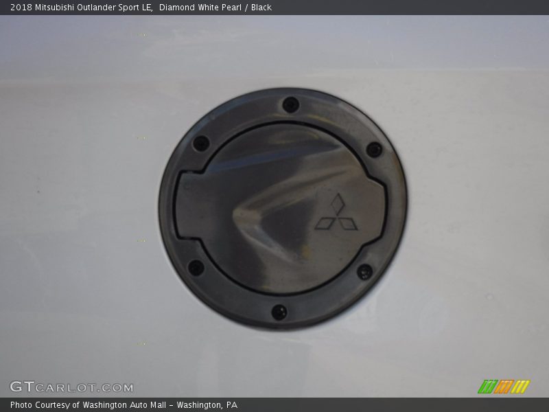 Diamond White Pearl / Black 2018 Mitsubishi Outlander Sport LE