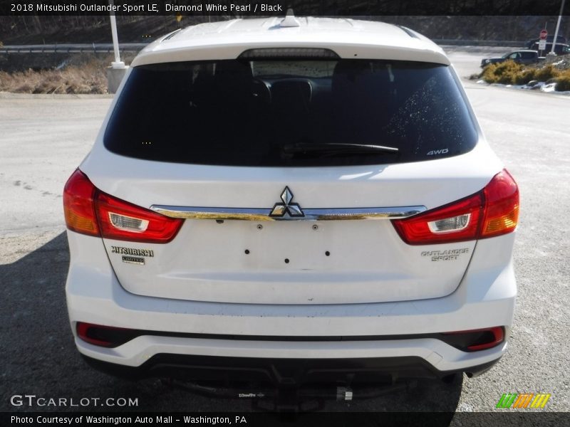 Diamond White Pearl / Black 2018 Mitsubishi Outlander Sport LE