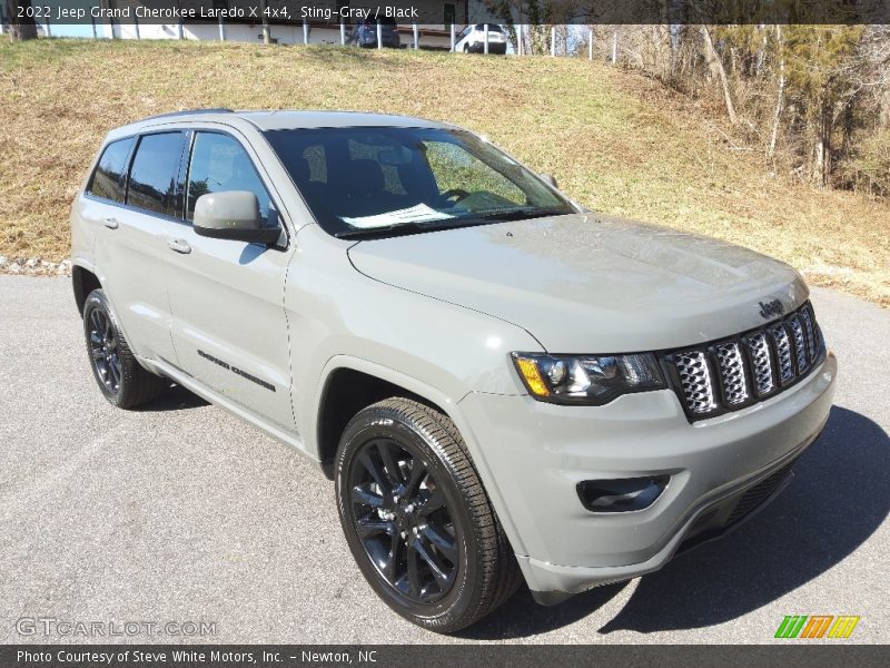 Front 3/4 View of 2022 Grand Cherokee Laredo X 4x4