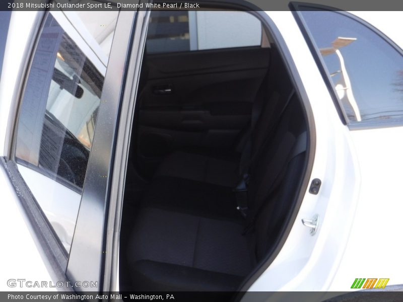Diamond White Pearl / Black 2018 Mitsubishi Outlander Sport LE