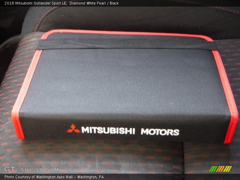 Diamond White Pearl / Black 2018 Mitsubishi Outlander Sport LE