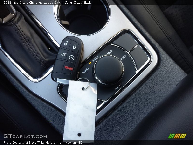 Keys of 2022 Grand Cherokee Laredo X 4x4