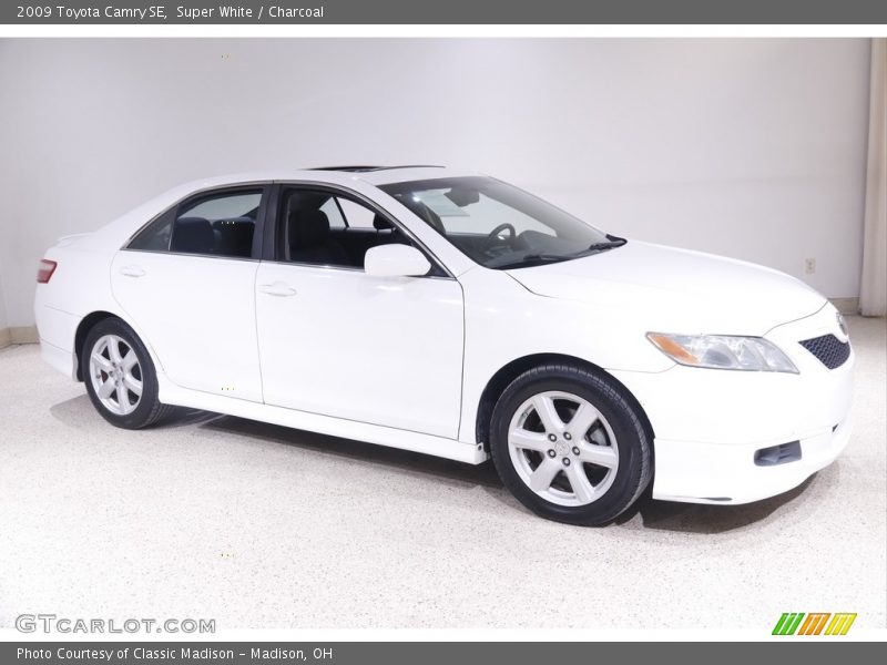 Super White / Charcoal 2009 Toyota Camry SE