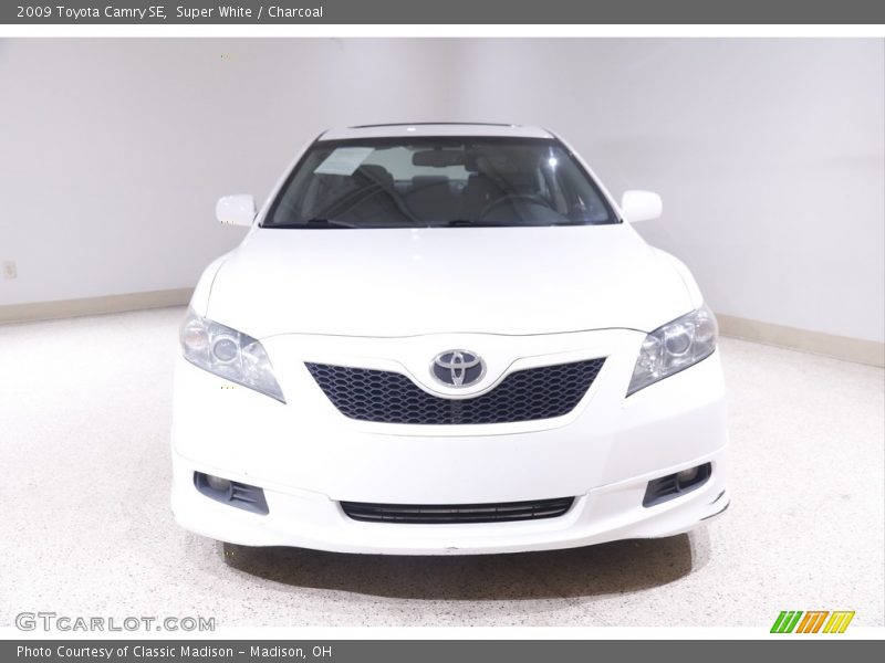 Super White / Charcoal 2009 Toyota Camry SE