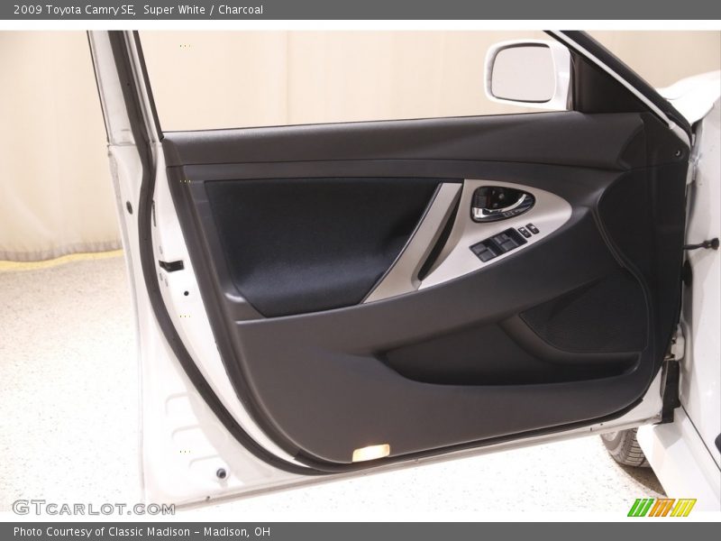 Super White / Charcoal 2009 Toyota Camry SE