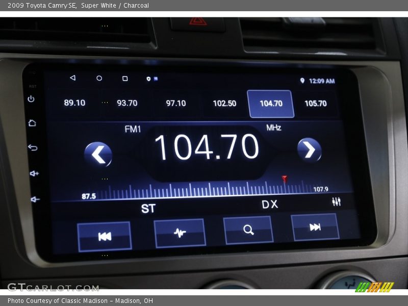 Super White / Charcoal 2009 Toyota Camry SE