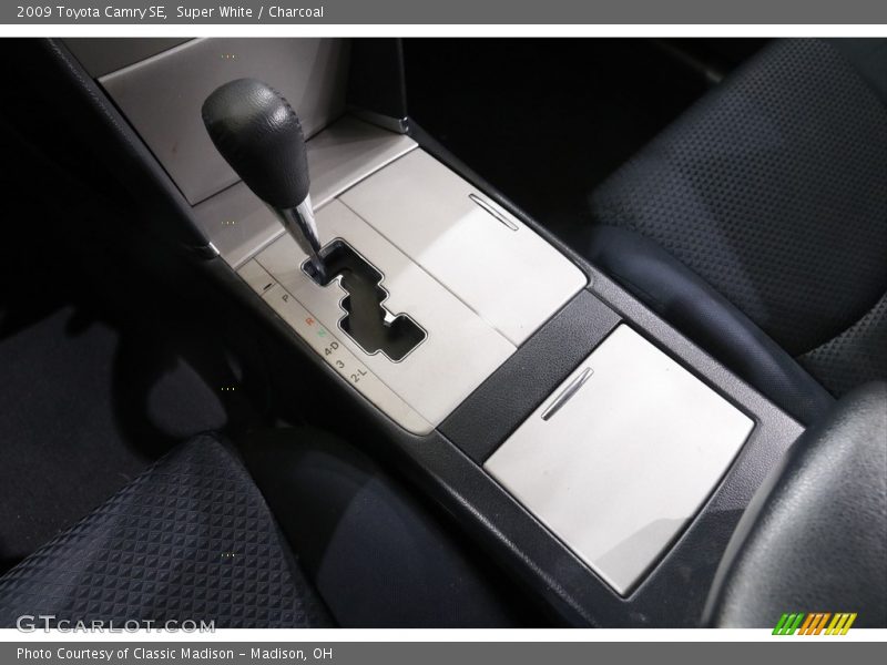Super White / Charcoal 2009 Toyota Camry SE