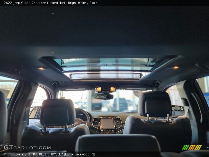 Bright White / Black 2022 Jeep Grand Cherokee Limited 4x4