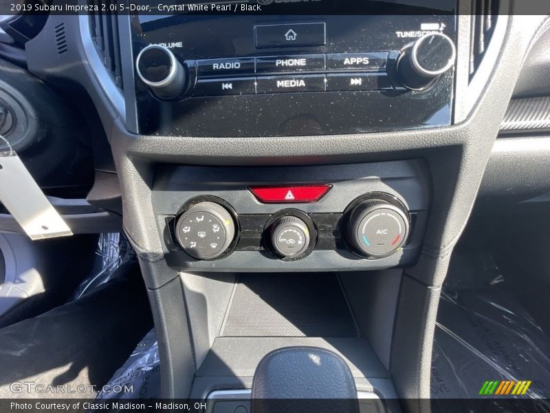 Crystal White Pearl / Black 2019 Subaru Impreza 2.0i 5-Door