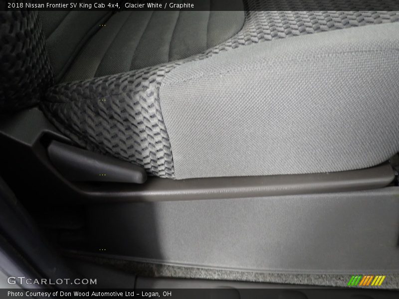 Glacier White / Graphite 2018 Nissan Frontier SV King Cab 4x4
