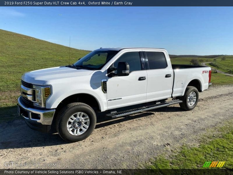 Oxford White / Earth Gray 2019 Ford F250 Super Duty XLT Crew Cab 4x4