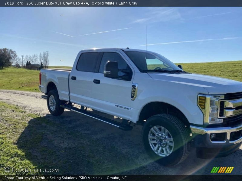 Oxford White / Earth Gray 2019 Ford F250 Super Duty XLT Crew Cab 4x4