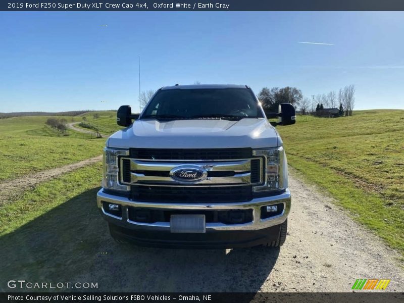 Oxford White / Earth Gray 2019 Ford F250 Super Duty XLT Crew Cab 4x4
